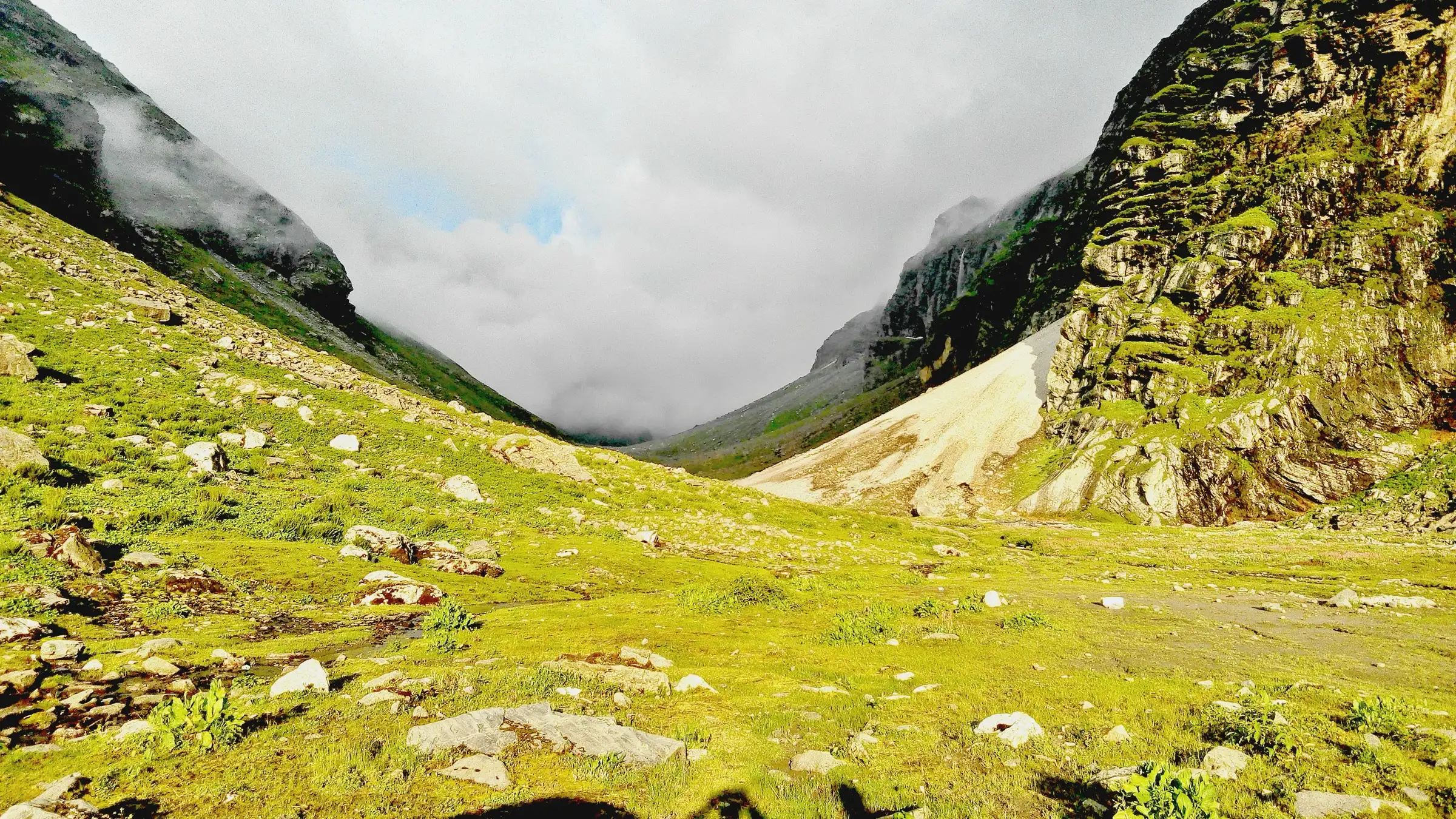 Green boulder-strewn meadow valley on the way to Balu ka Ghera