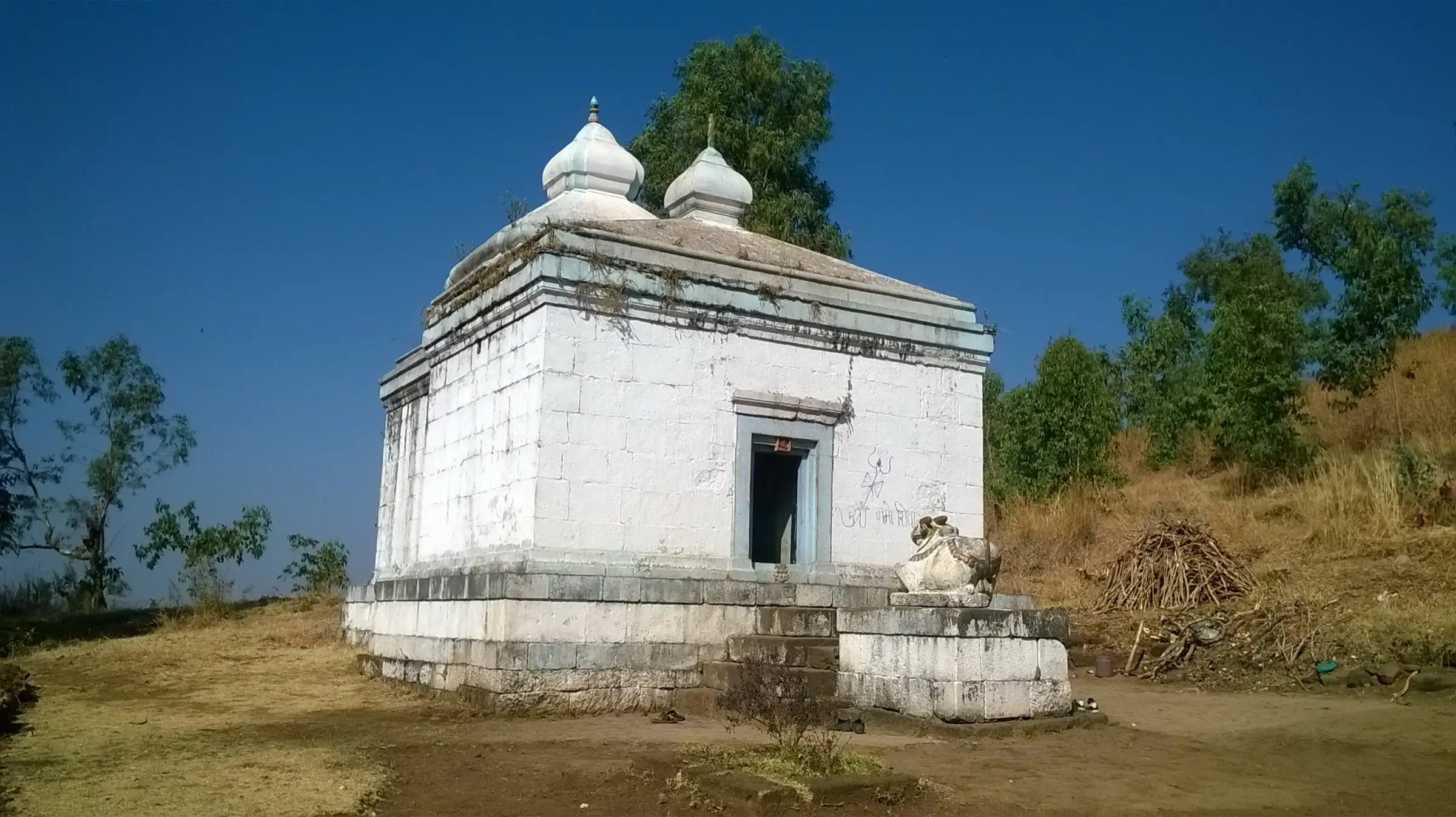 Whitewashed Mahadev temple with a Nandi in front, on the Hadsar Fort plateau